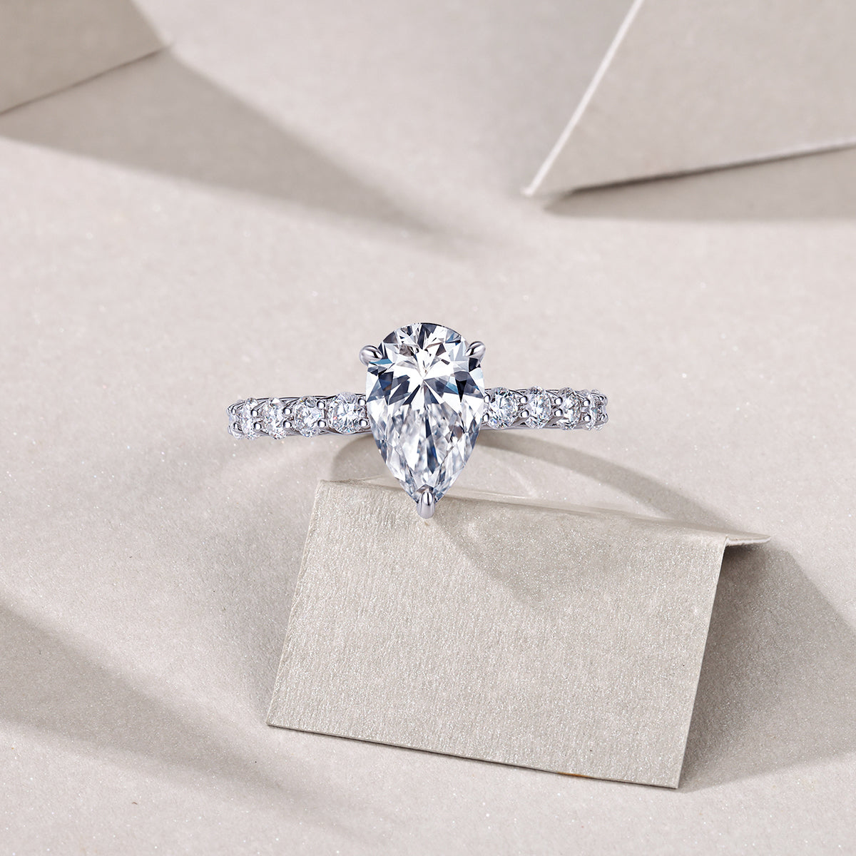The price ratio of moissanite rings to natural diamond rings