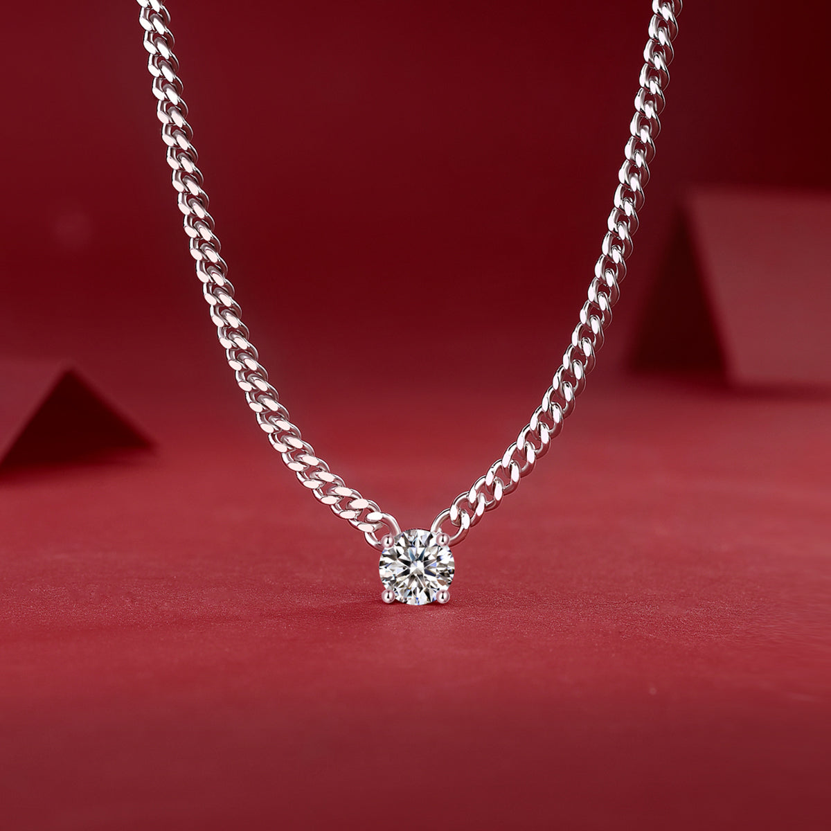 Moissanite pendants in the matching of home wear and pajamas