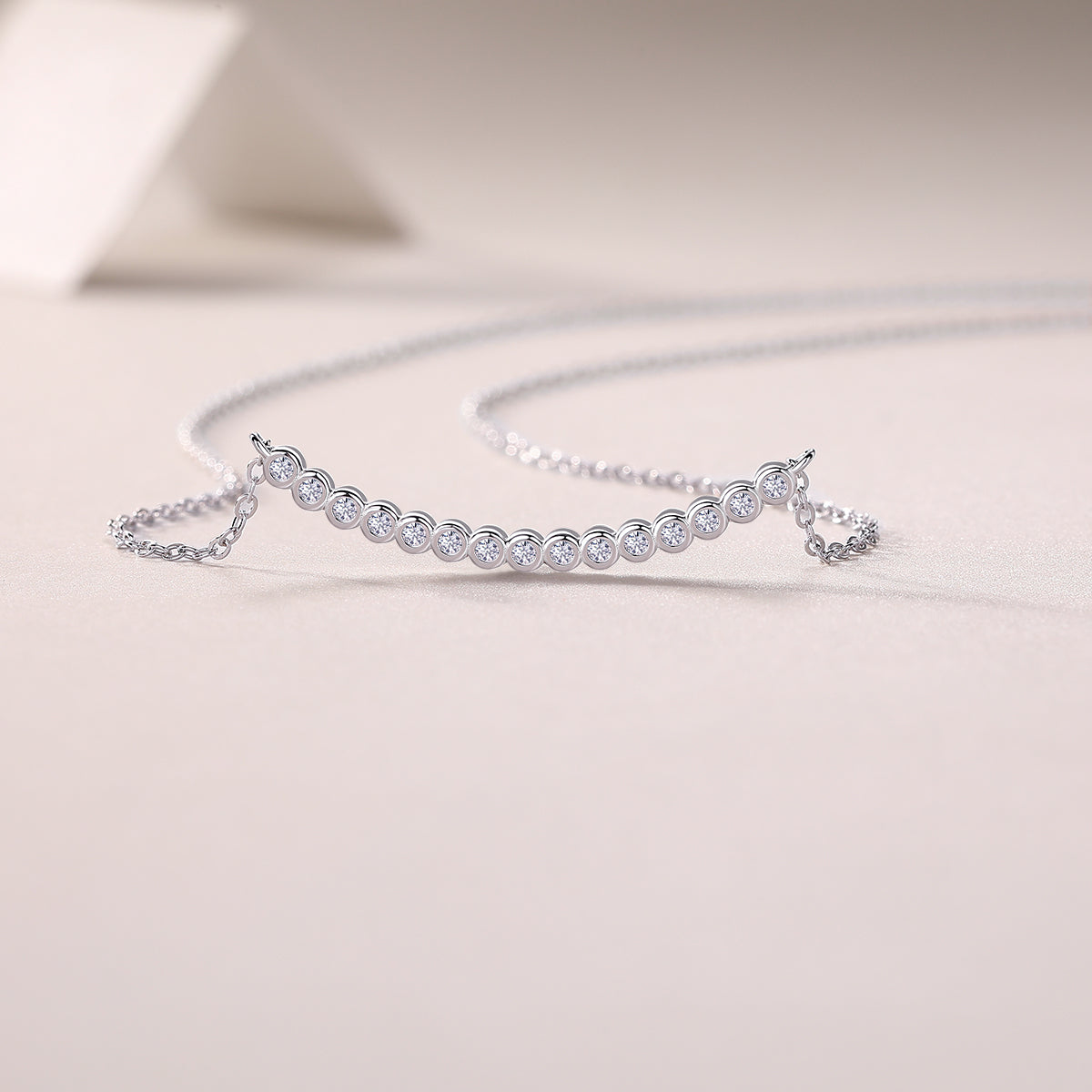 The wearing of Moissanite ankle bracelets in summer and sports scenarios