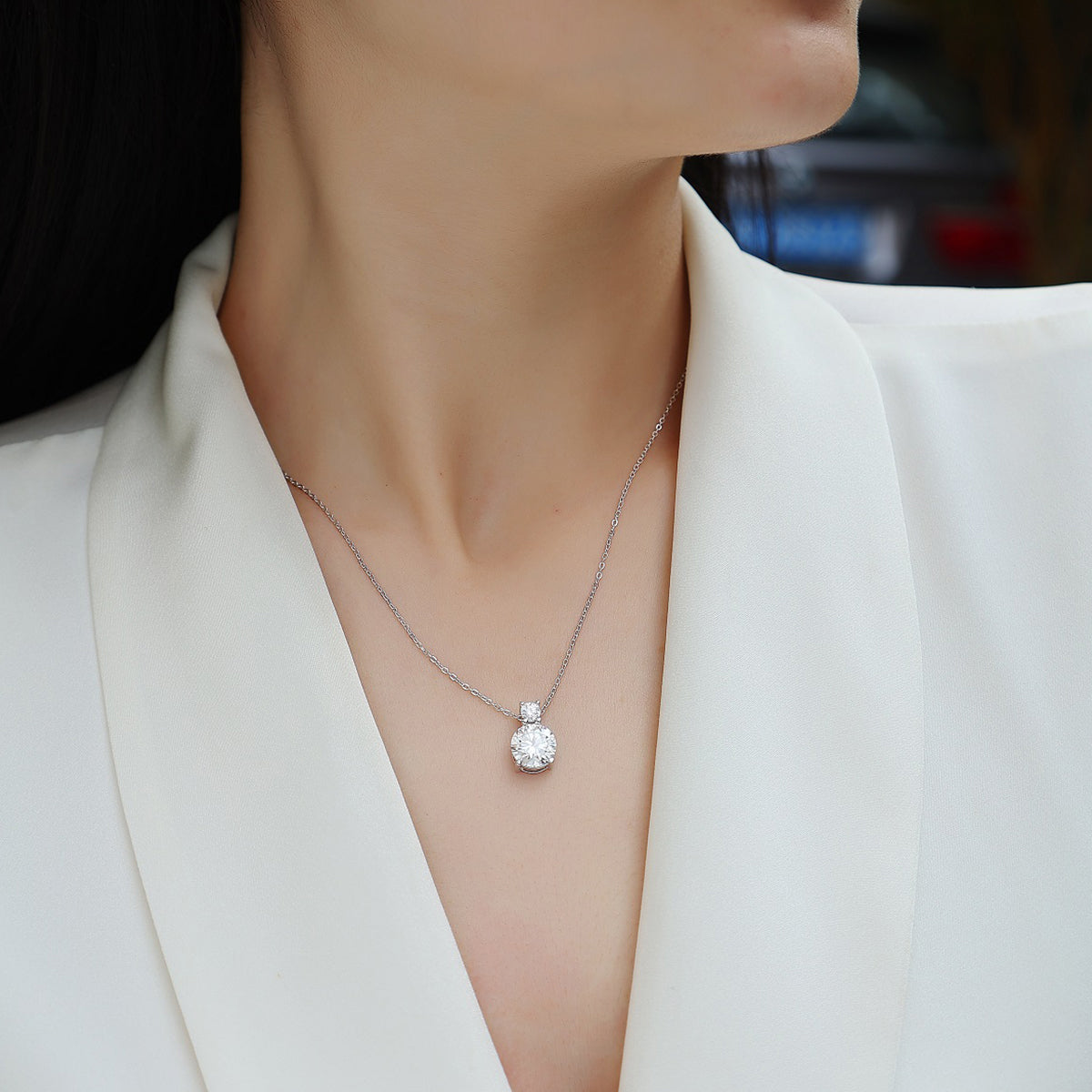 The fusion of retro and modern styles in moissanite pendants