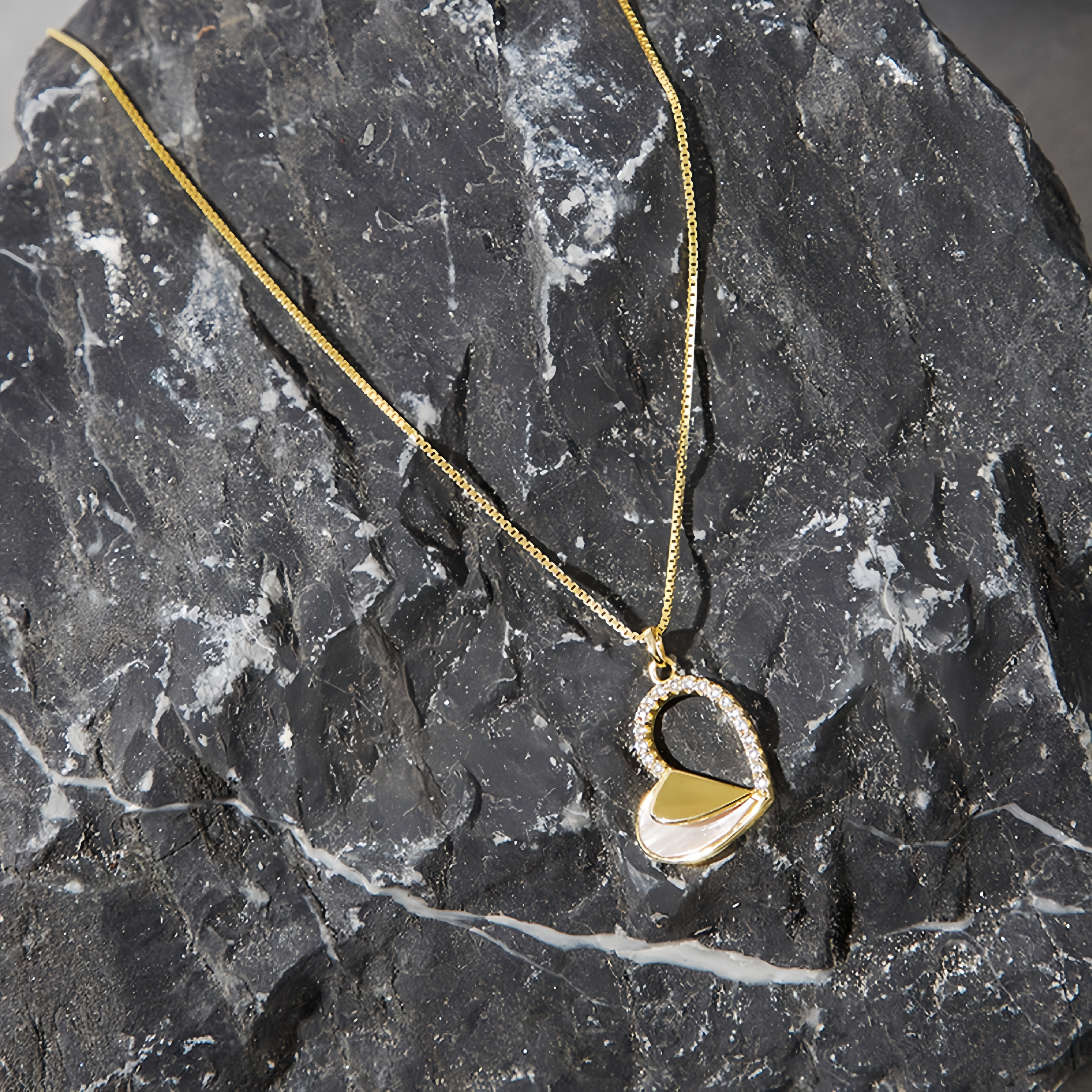 [Ice Cube] Cubic Zirconia and Mother-of-Pearl Necklace in Sterling Silver