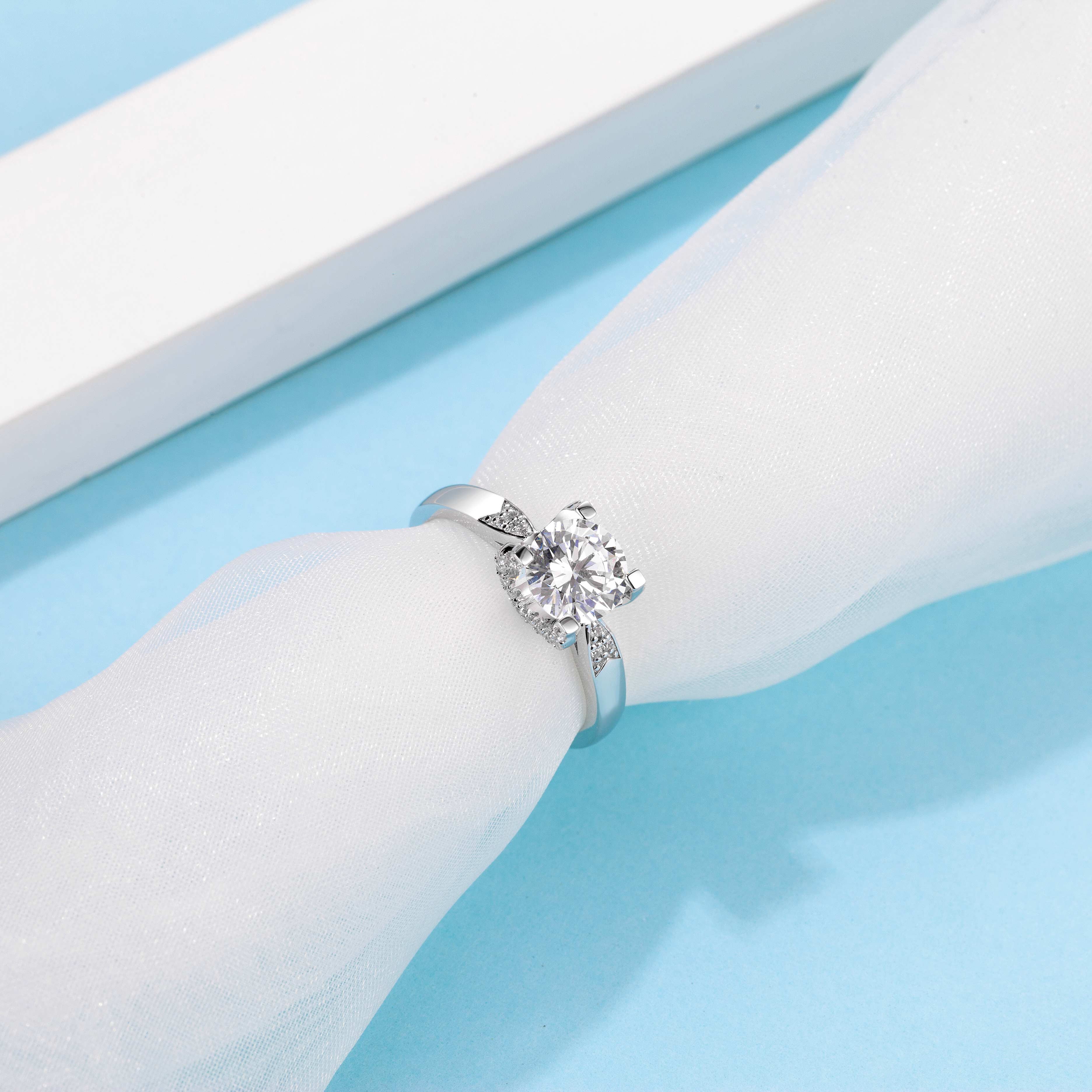 [Classic Bull Head] Straight Arm V shaped Micro-paved 1 carat Lab-Grown Diamond Ring in 18K White Gold