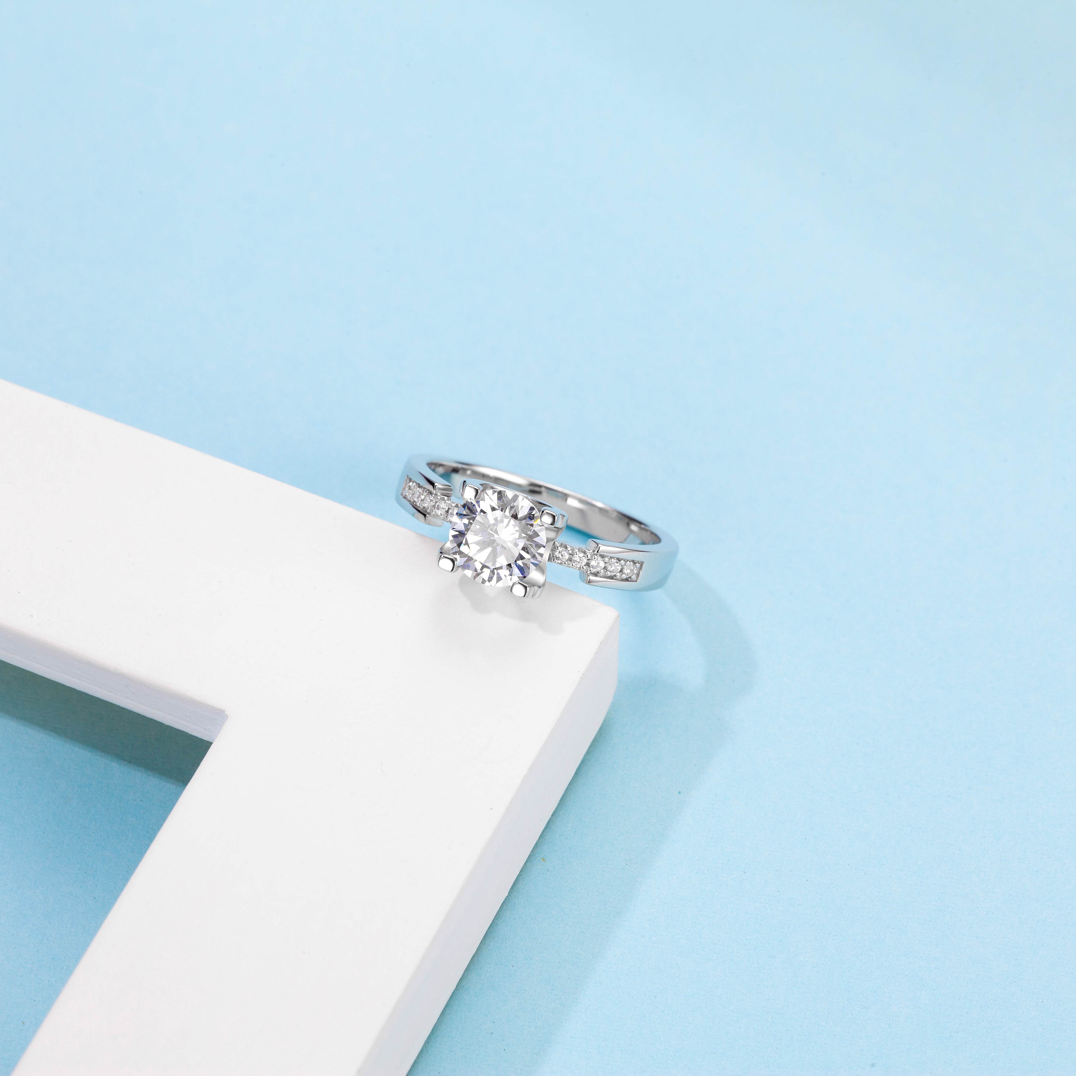 [Classic Bull Head] Slim waist 1 carat D Color Moissanite Ring in Sterling Silver