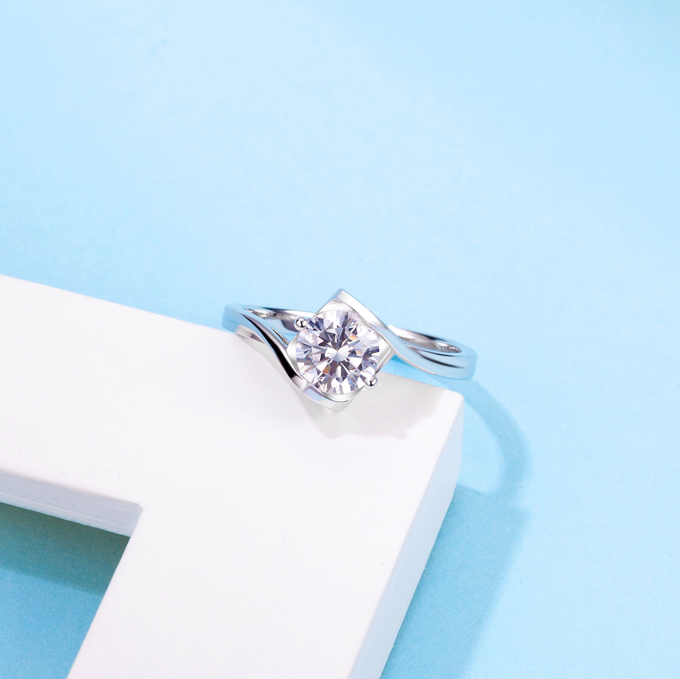 [Angel Kiss] Twisted Arm 1 carat D Color Moissanite Ring in Sterling Silver