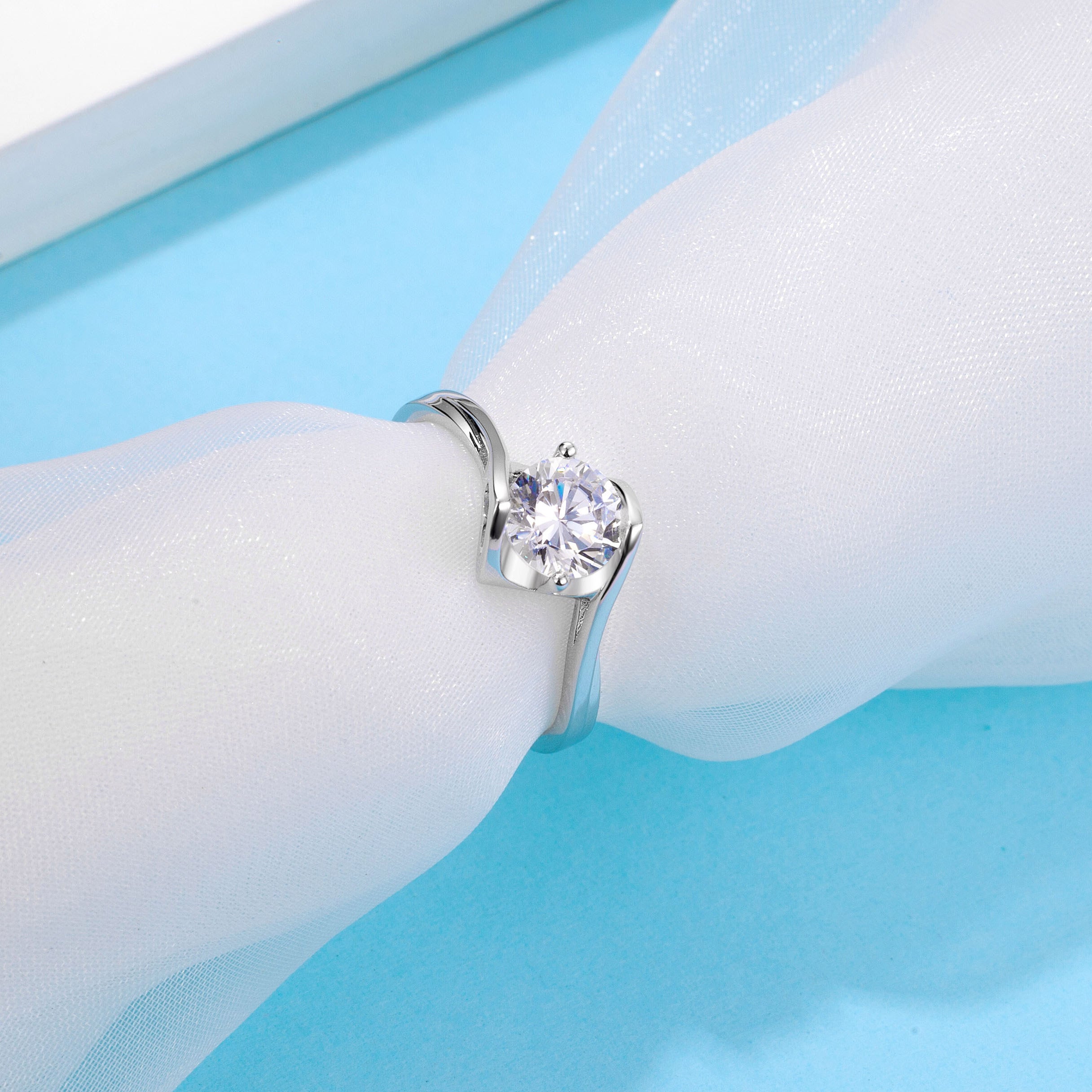 [Angel Kiss] Twisted Arm 1 carat D Color Moissanite Ring in Sterling Silver