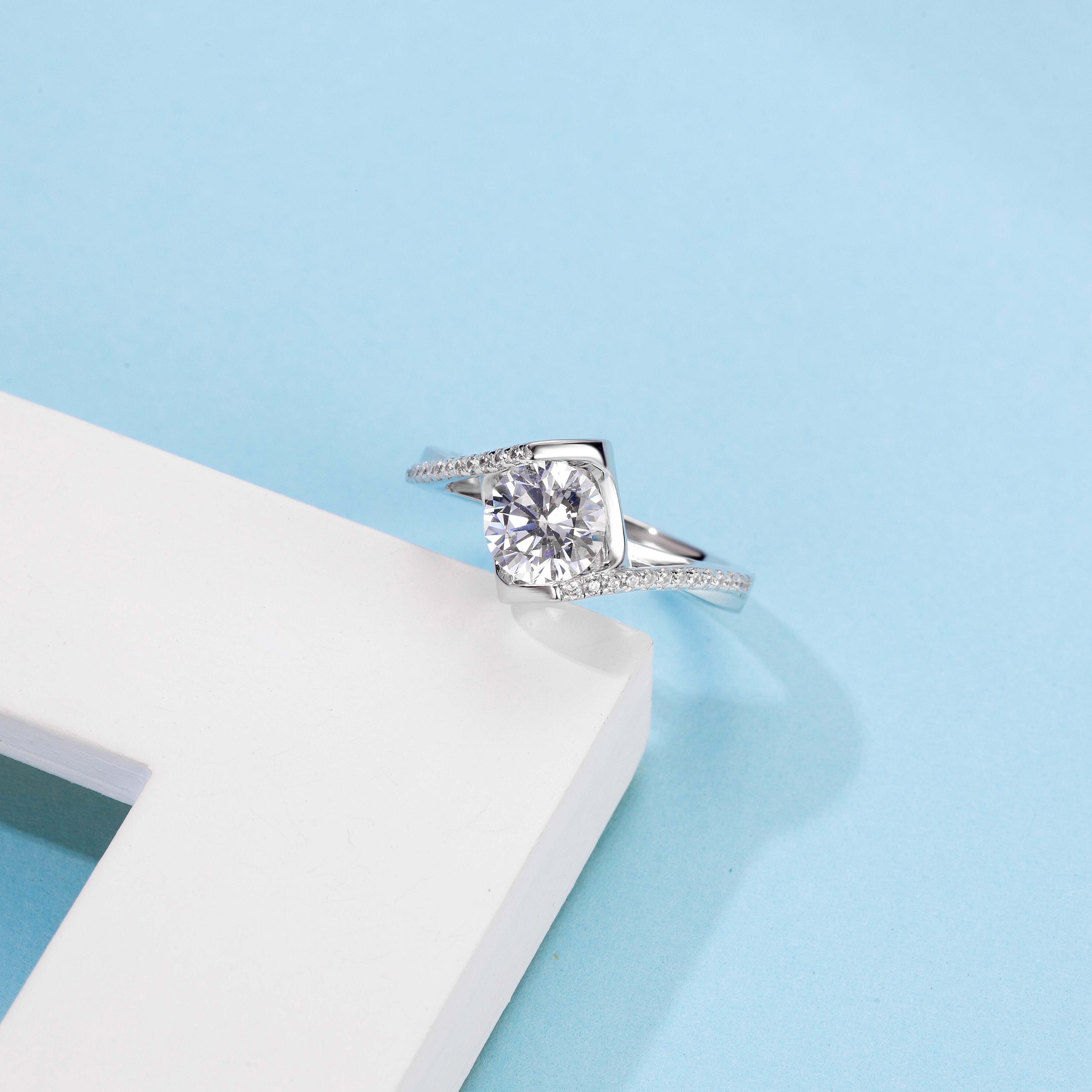 [Angel Kiss] Twisted Arm with Micro-setting 1 carat D Color Moissanite Ring in Sterling Silver