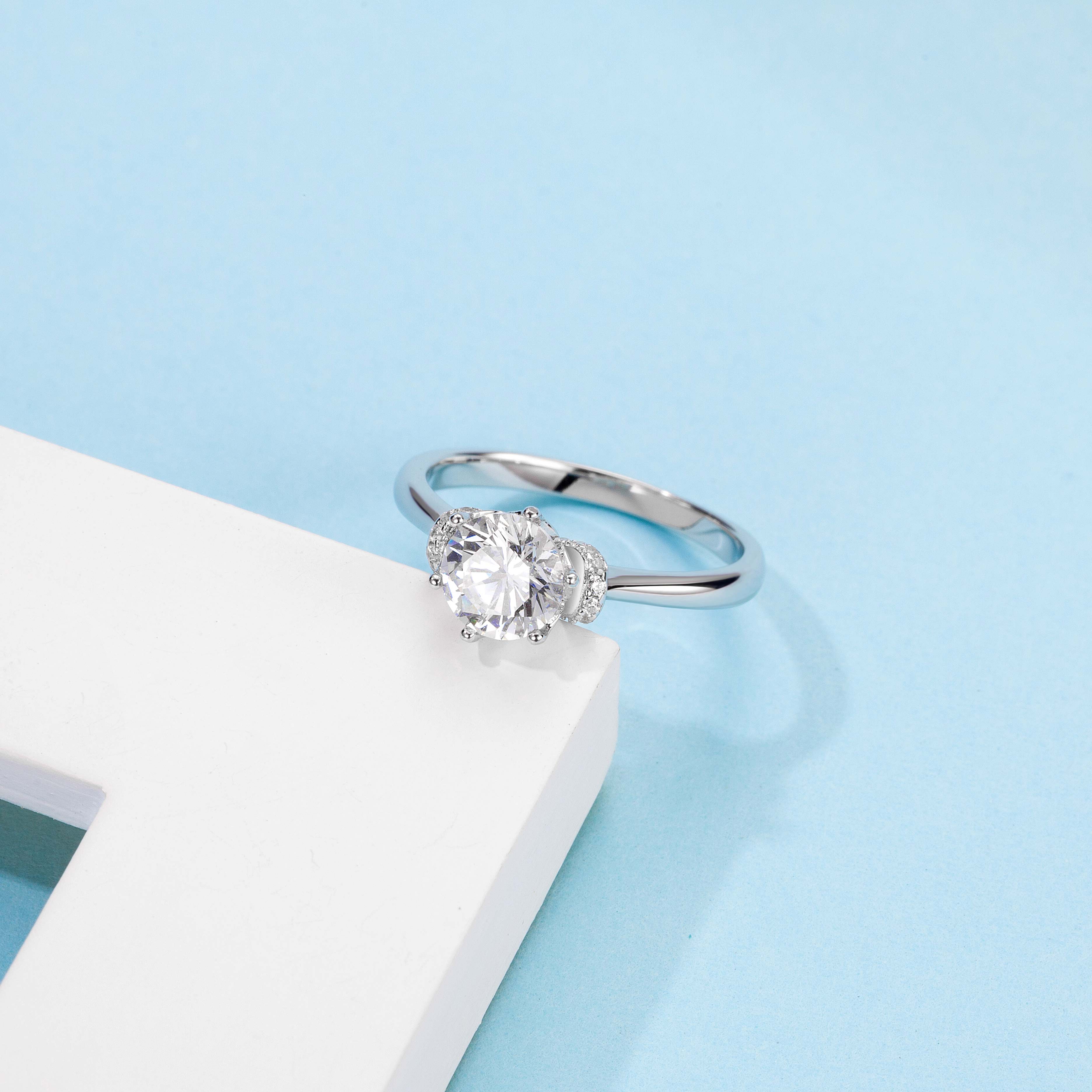 [The Coronation] Straight Arm V-shaped bezel-set 1 carat D Color Moissanite Ring in Sterling Silver