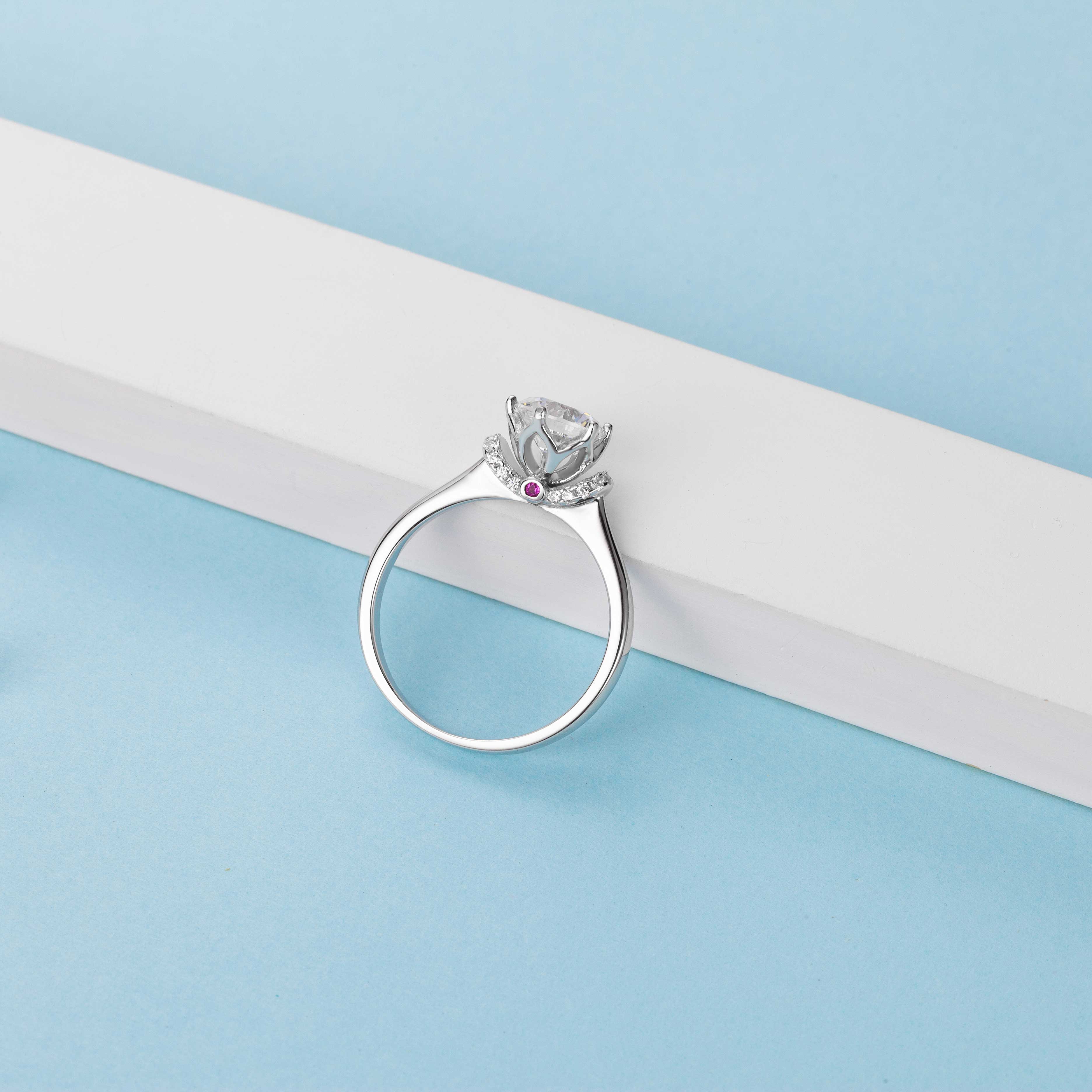 [The Coronation] Straight Arm V-shaped bezel-set 1 carat D Color Moissanite Ring in Sterling Silver