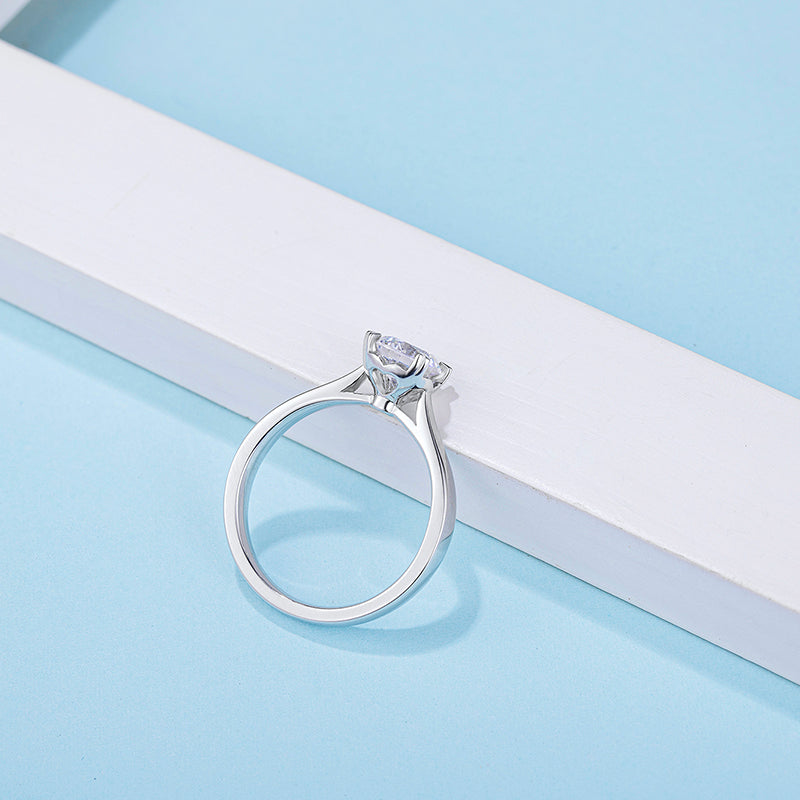[The Heart] Straight Arm Four Claws 1 carat D Color Moissanite Ring in Sterling Silver