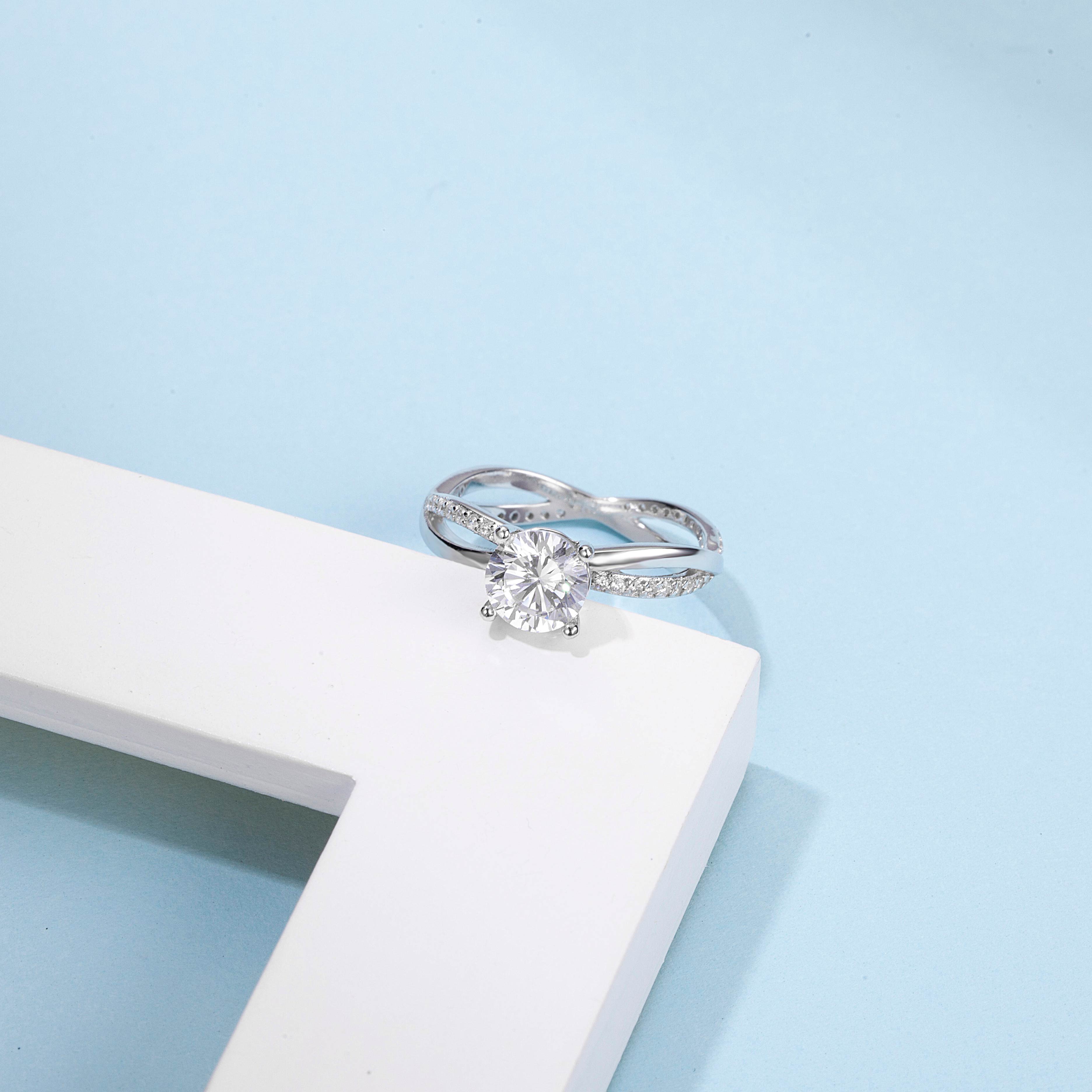 [Cerebrations] Doubled Arms 1 carat D Color Moissanite Ring in Sterling Silver