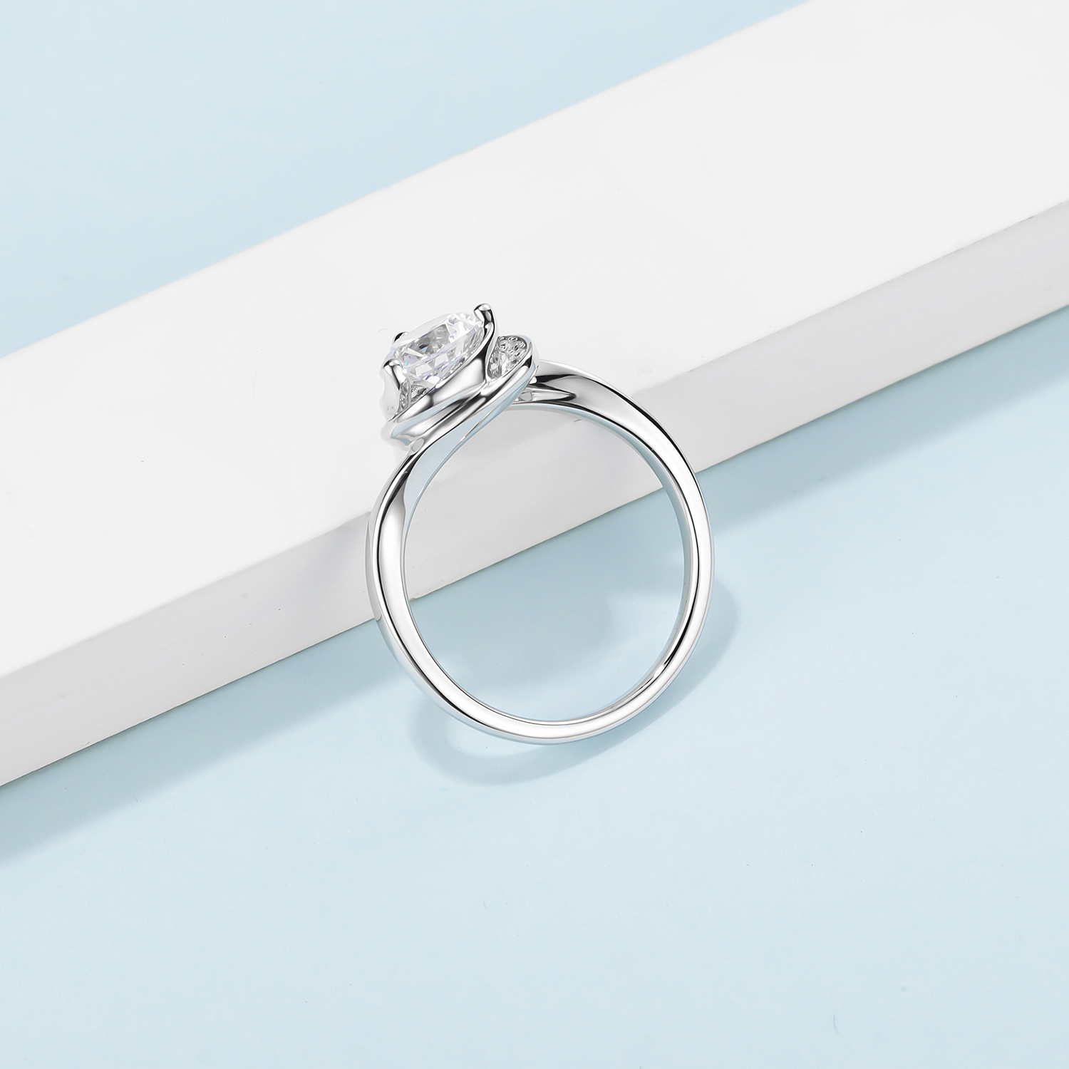 [Pleasure] Twisted Arm Heart-sharped 1 carat D Color Moissanite Ring in Sterling Silver