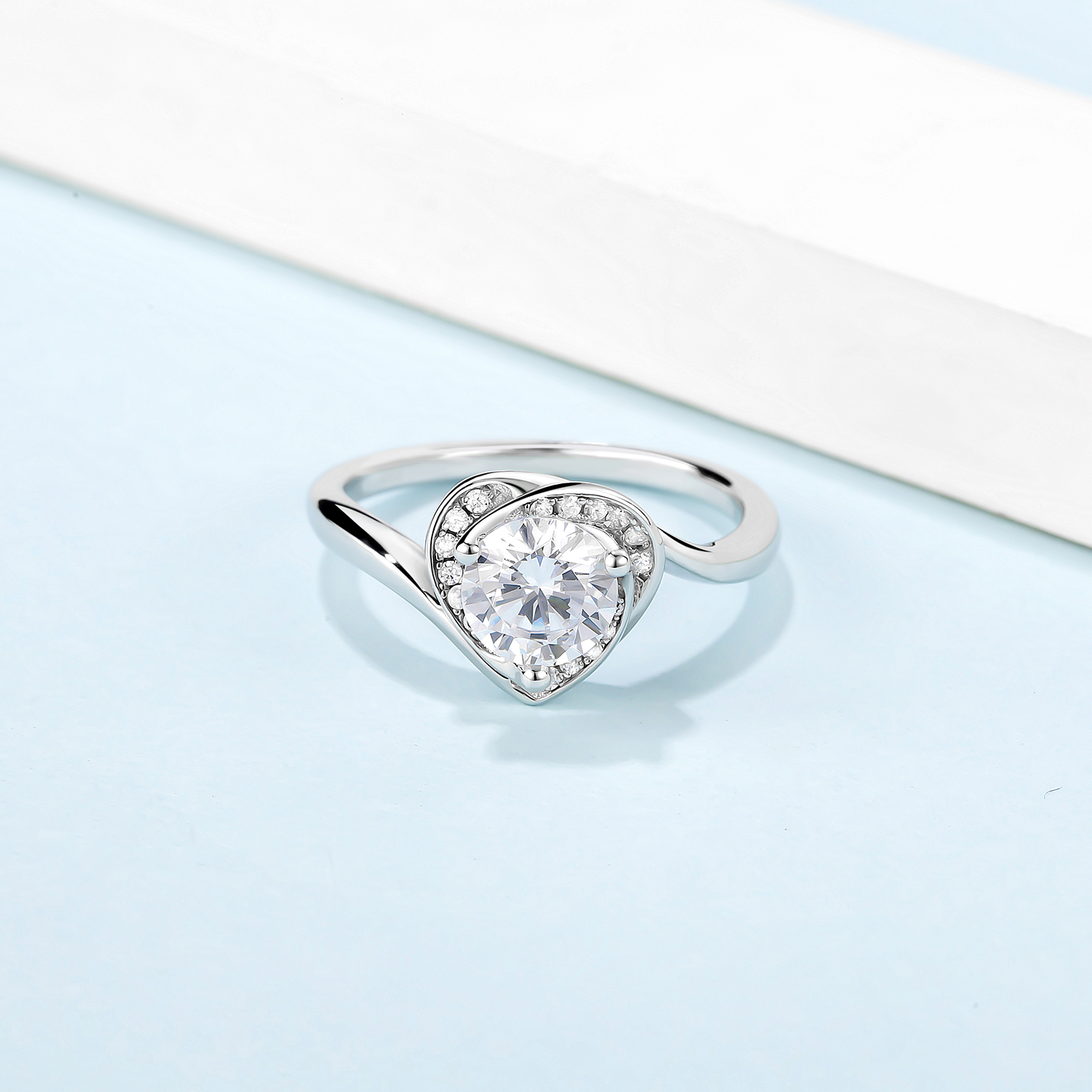 [Pleasure] Twisted Arm Heart-sharped 1 carat D Color Moissanite Ring in Sterling Silver
