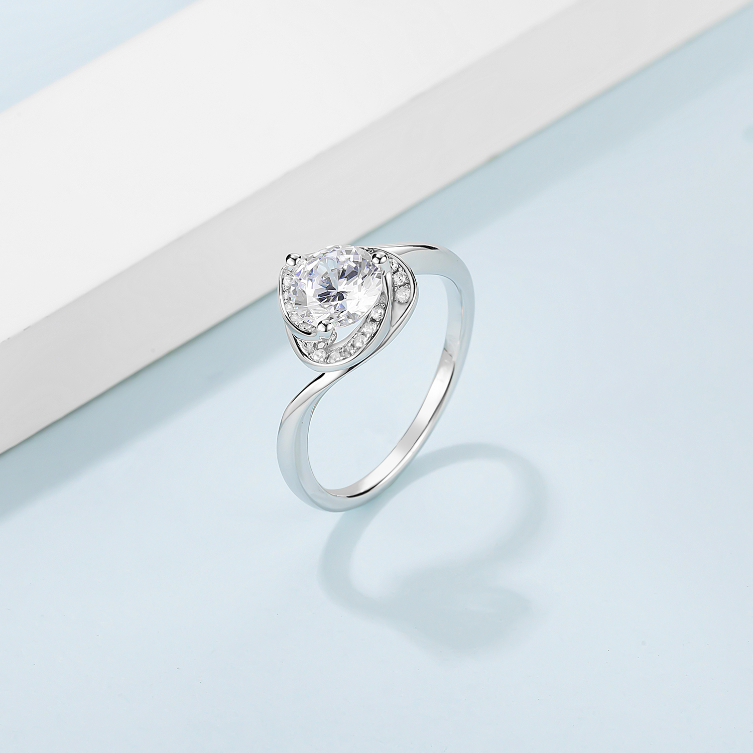 [Pleasure] Twisted Arm Heart-sharped 1 carat D Color Moissanite Ring in Sterling Silver