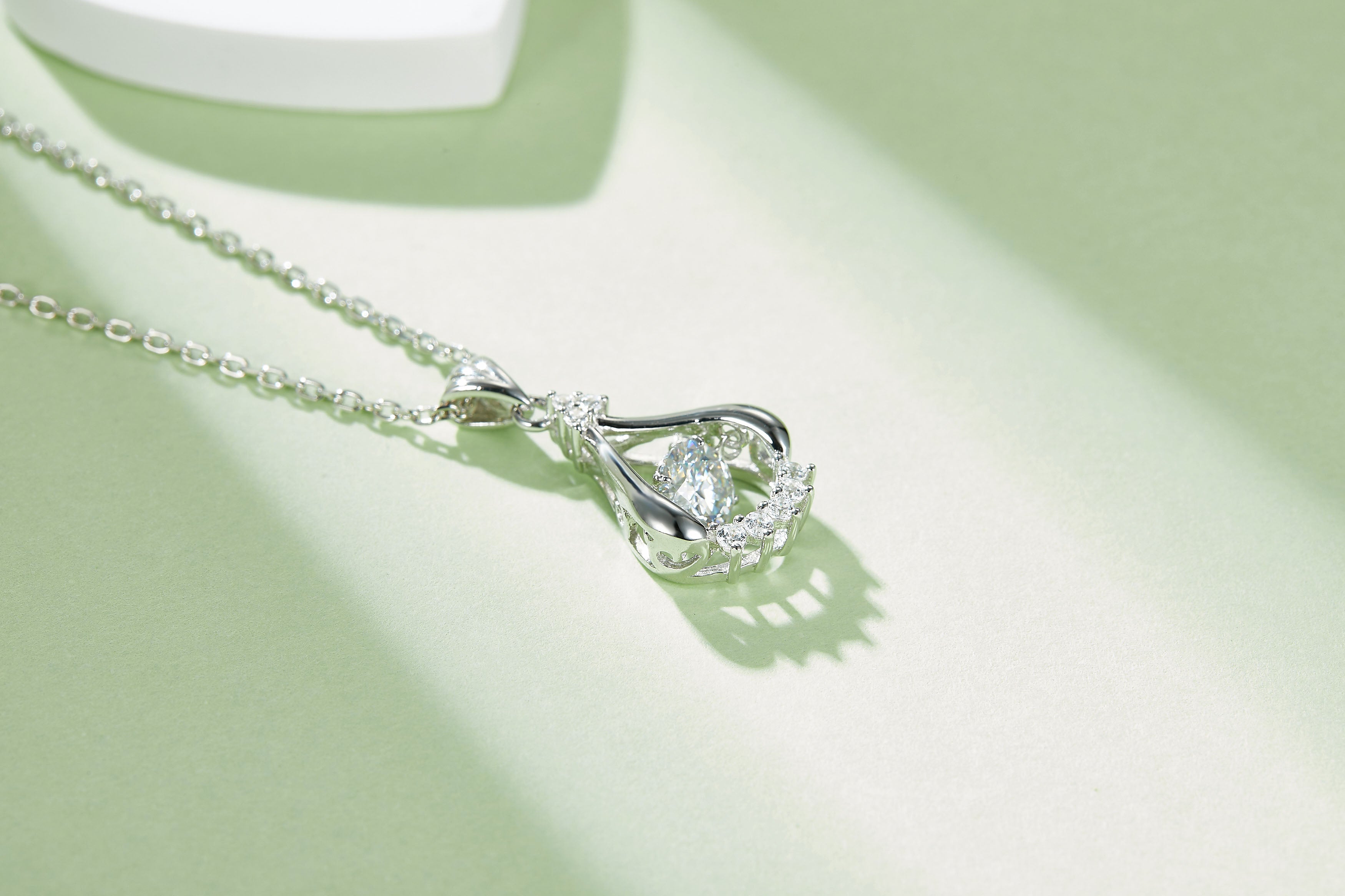 [The Gaze] 0.5 Carat D Color Moissanite Necklace in Sterling Silver