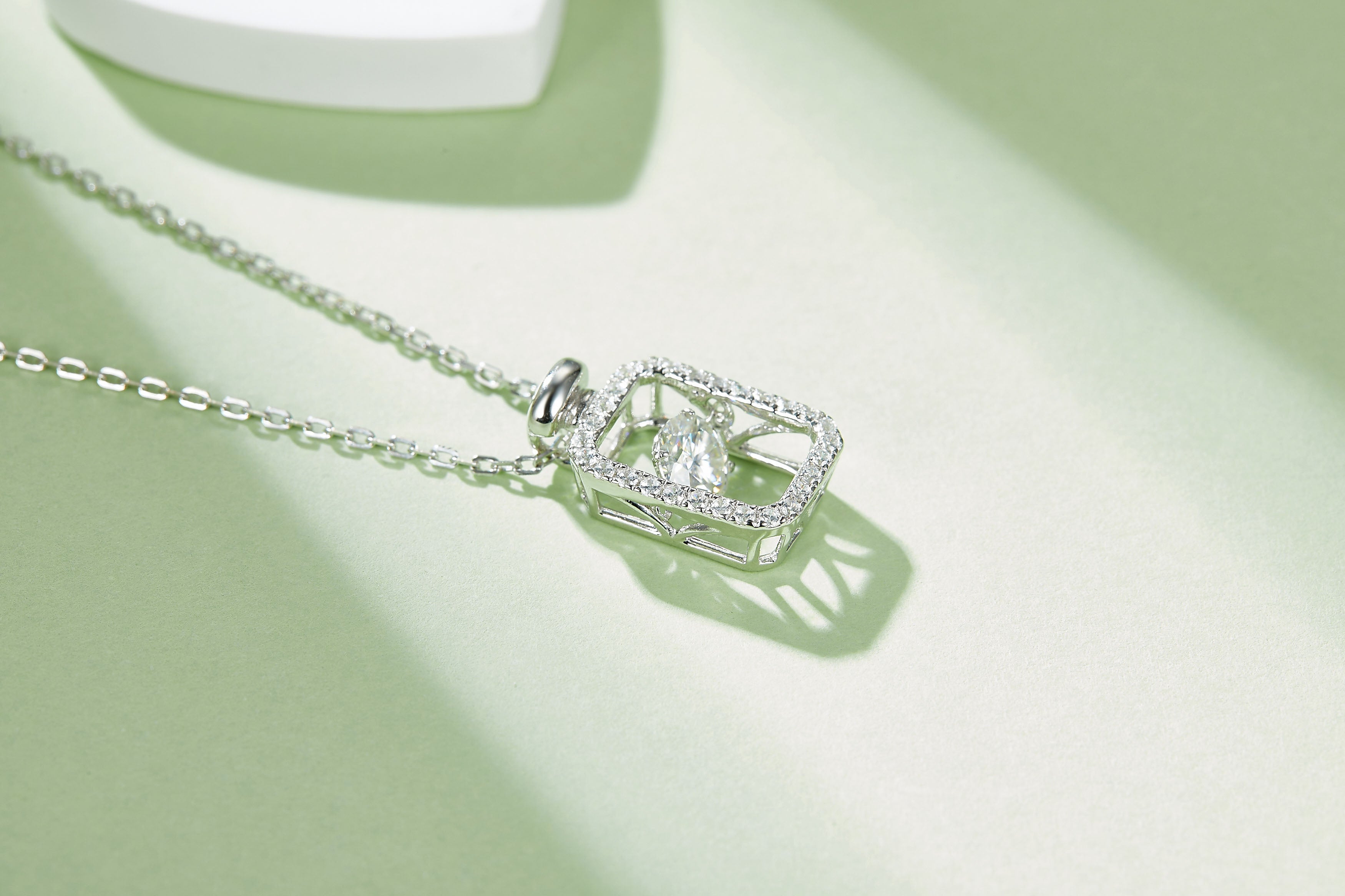 [Vivid Perfume] 0.5 Carat D Color Moissanite Necklace in Sterling Silver