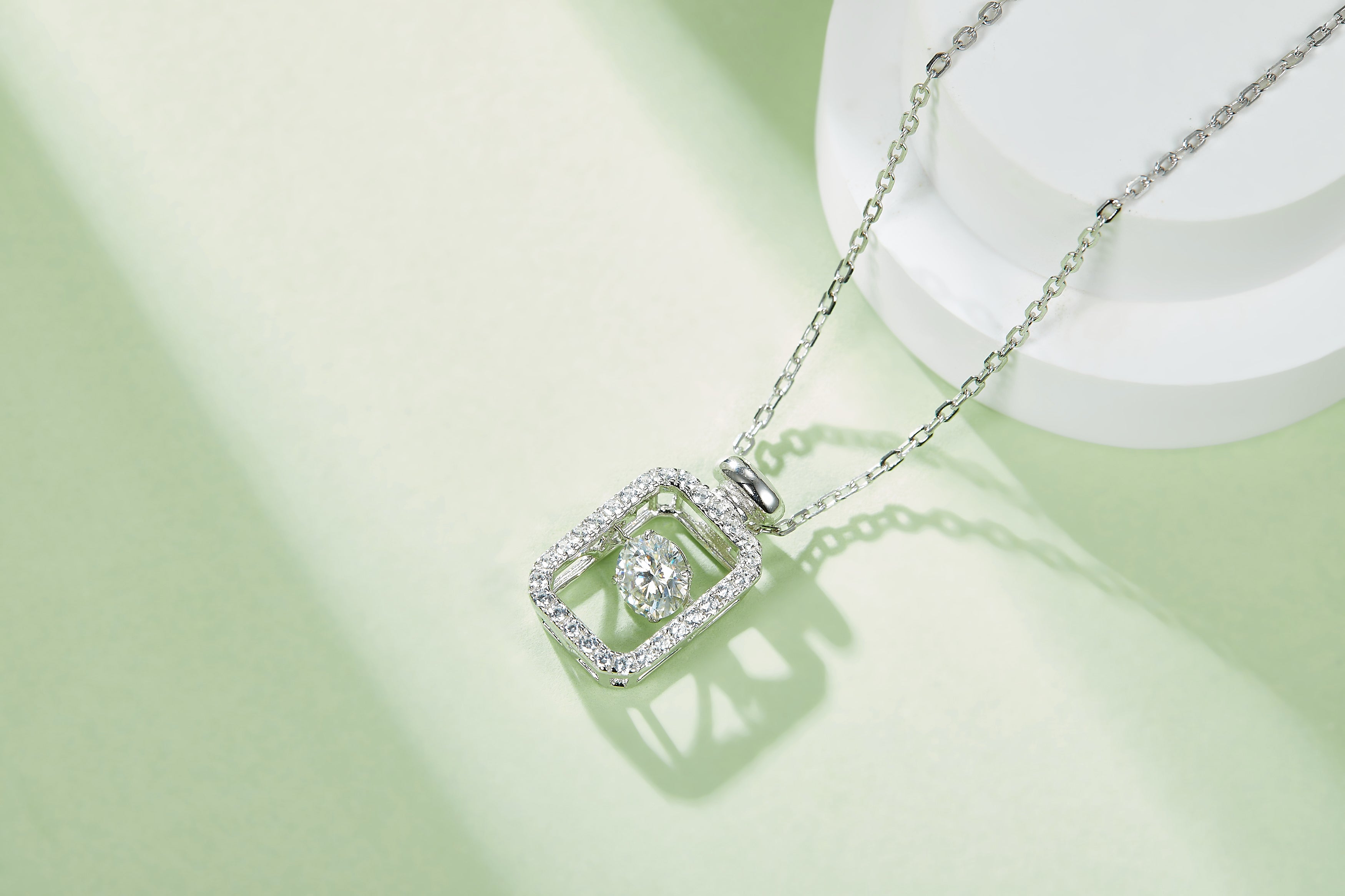 [Vivid Perfume] 0.5 Carat D Color Moissanite Necklace in Sterling Silver