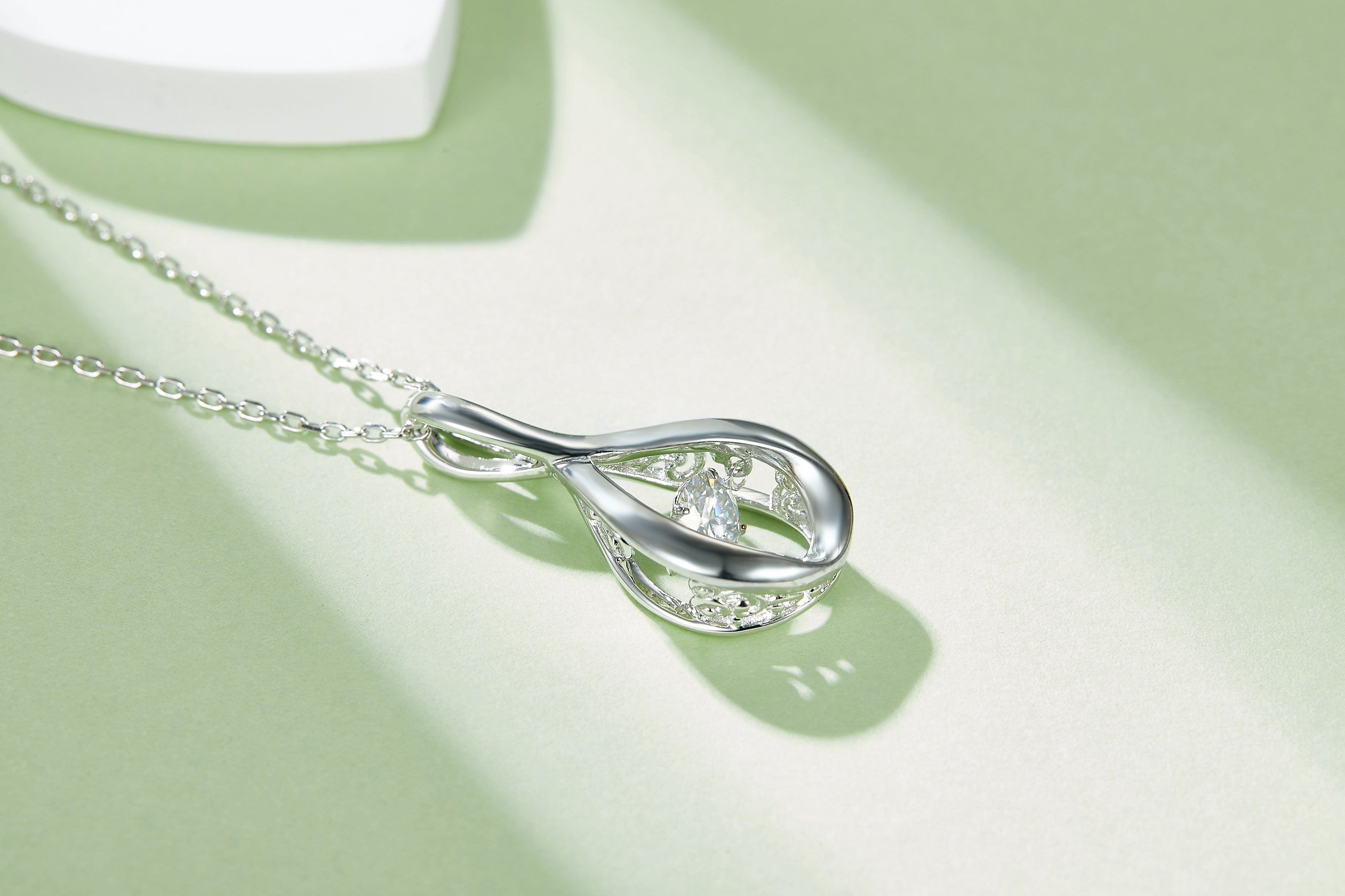 [Connection] 0.5 Carat D Color Moissanite Necklace in Sterling Silver