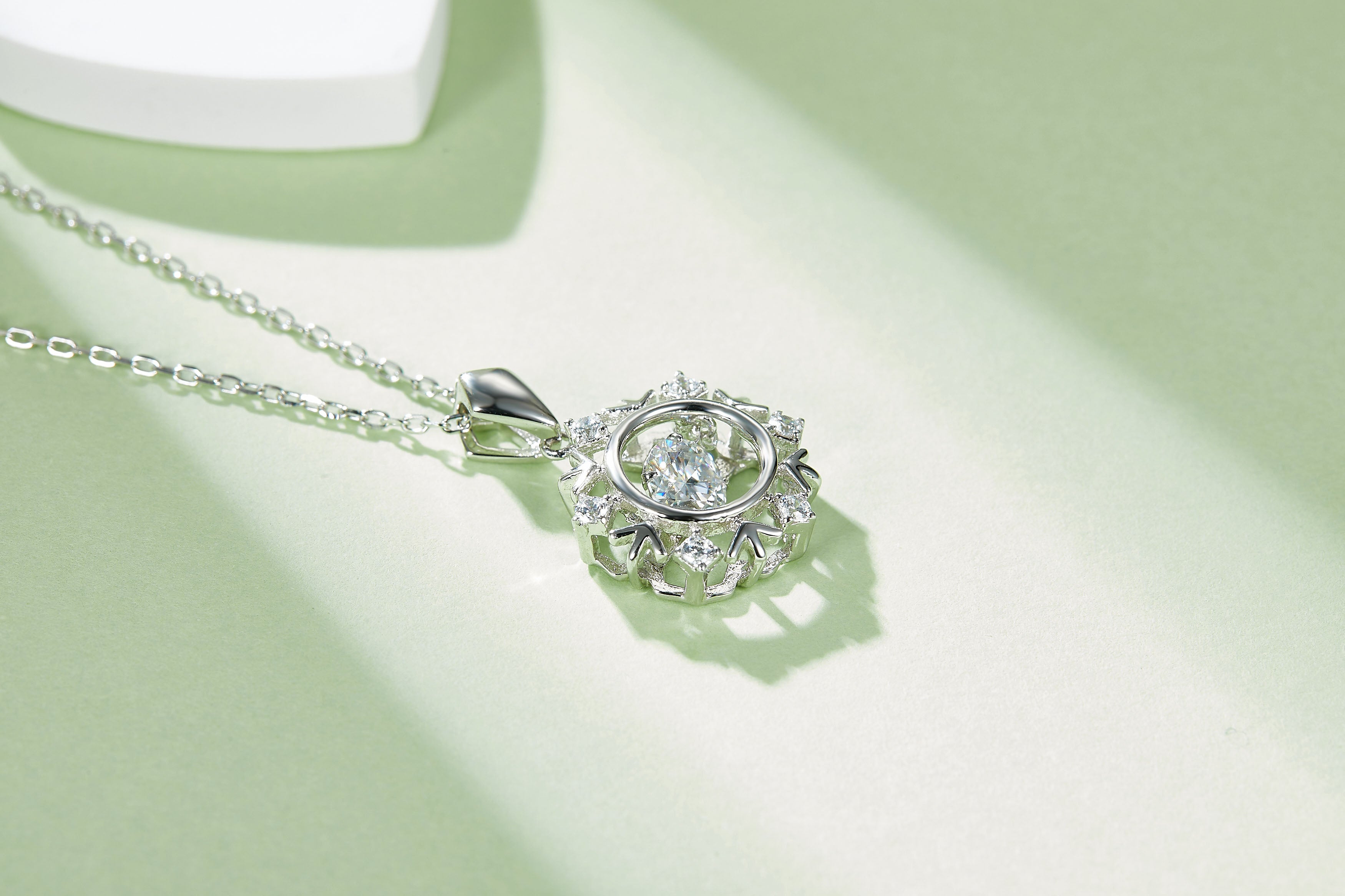 [Aarow] 0.5 Carat D Color Moissanite Necklace in Sterling Silver